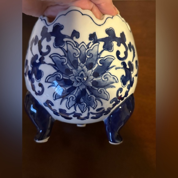 ASIAN BLUE AND WHITE FOOTED BOWL WITH IRREGULAR EDGING 6 5/8” Height - Picture 3 of 6